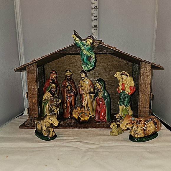Vintage Nativity Scene with Stable and 12 Figurines ~ Made in Japan - Picture 1 of 10